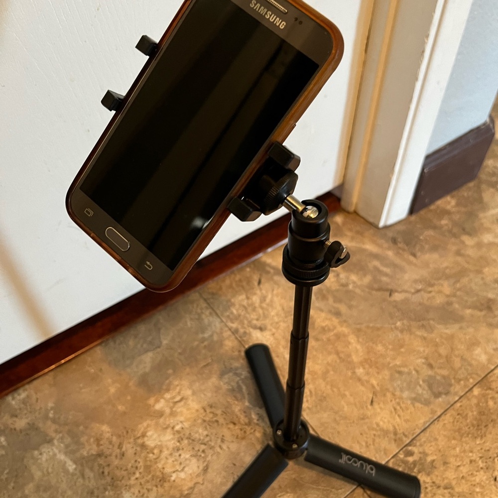 Remote controlled selfy stick